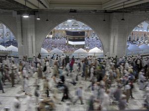 Lebih 1.000 Jemaah Haji Meninggal, Ada yang Jasadnya Terlantar di Jalan Lebih 1.000 Jemaah Haji Meninggal, Ada yang Jasadnya Terlantar di Jalan