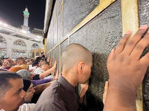 Jemaah Umrah, Apakah Wajib Memegang Kabah dan Hajar Aswad? Jemaah Umrah, Apakah Wajib Memegang Kabah dan Hajar Aswad?