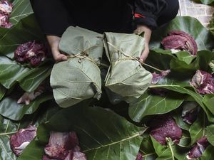 Keren, Ponpes di Tasik Gunakan Daun Jati untuk Bungkus Daging Kurban Keren, Ponpes di Tasik Gunakan Daun Jati untuk Bungkus Daging Kurban