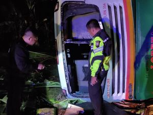 Bus Lorena Kecelakaan Tunggal di Inhu, Ibu-Anak Tewas Bus Lorena Kecelakaan Tunggal di Inhu, Ibu-Anak Tewas
