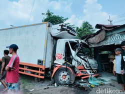 Adu Banteng Bus Sugeng Rahayu di Sidoarjo, Sopir Truk Es Krim Terjepit