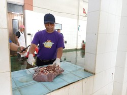 Petugas Temukan Cacing Hati Saat Sembelih Sapi di RPH Blitar