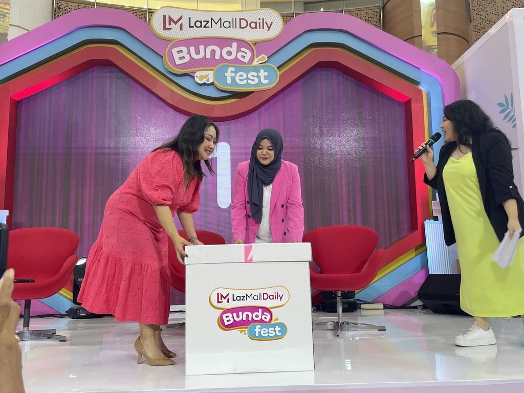 Category Director FMCG Lazada Indonesia, Lia Kurtz dan Pemimpin Redaksi HaiBunda.com, Iin Yumiyanti/Foto: Monique Handa Shafira/Beautynesia