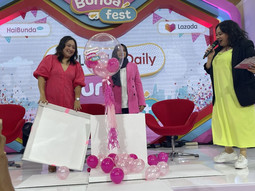 Category Director FMCG Lazada Indonesia, Lia Kurtz dan Pemimpin Redaksi HaiBunda.com, Iin Yumiyanti/Foto: Monique Handa Shafira/Beautynesia