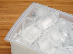 Baru Tahu, Es Batu Bisa Atasi WC Mampet Lho