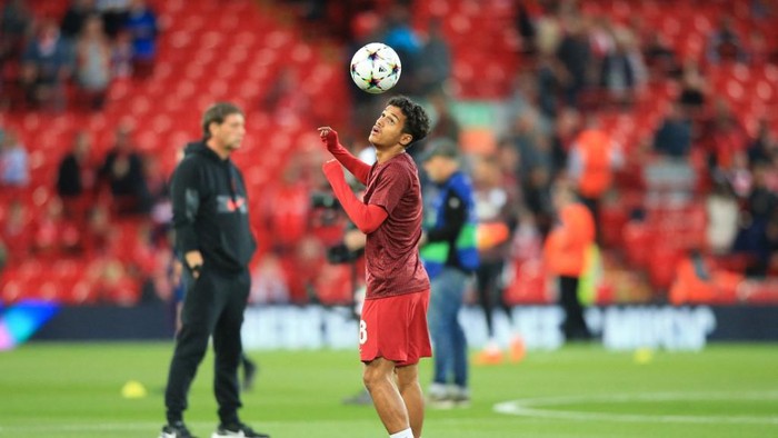 Liverpools Portuguese midfielder Fabio Carvalho warms up prior to the UEFA Champions League group A football match between Liverpool and Ajax at Anfield in Liverpool, north west England on September 13, 2022. (Photo by Lindsey Parnaby / AFP)
