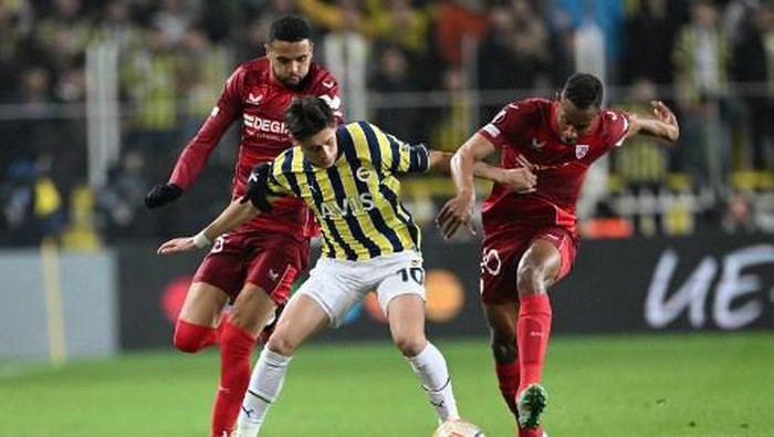 Fenerbahces Turkish midfielder Arda Guler (C) fights for the ball with Sevillas Morrocan forward Youssef En-Nesyri (L) and Sevillas Brazillian midfielder Fernando Francisco Reges (R) during the UEFA Europa League last 16 second leg football match between Fenerbahce SK and Sevilla FC at the Fenerbahce Ulker stadium in Istanbul on March 16, 2023. (Photo by OZAN KOSE / AFP)
