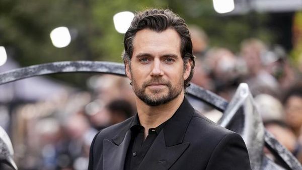 Gaya Teranyar Pemain Superman yang Digantikan, Serba Hitam di Red Carpet