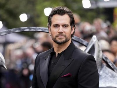 Gaya Teranyar Pemain Superman yang Digantikan, Serba Hitam di Red Carpet