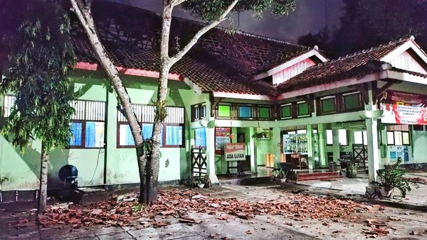 Genting rontok di SMPN 1 Paranggupito, Wonogiri, Jawa Tengah, usai gempa yang berpusat di perairan barat daya Bantul, Jumat (30/6/2023) malam.