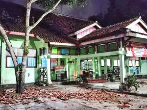 Gempa Bantul Merontokkan Genting Sekolah-Rumah di Wonogiri Selatan Gempa Bantul Merontokkan Genting Sekolah-Rumah di Wonogiri Selatan