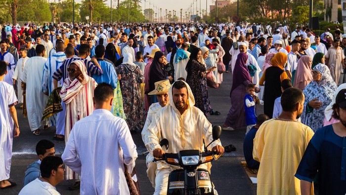 Idul Adha di Maroko Marrakech, Morocco - 10 July 2022 : People hanging around after the prayer of Aid Al Adha 2022 in Marrakech, Morocco