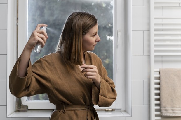 Ilustrasi penggunaan dry shampoo/Foto: freepik.com/freepik