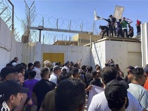 Kedubes Swedia di Baghdad Diserbu Massa Usai Pembakaran Al-Quran