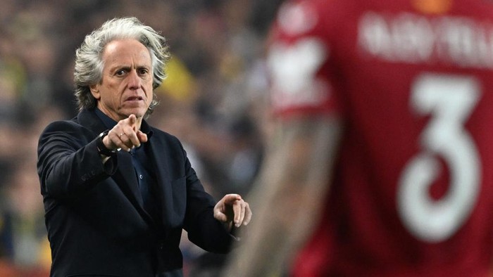 Fenerbahces Portuguese coach Jorge Jesus gestures during the UEFA Europa League last 16 second leg football match between Fenerbahce SK and Sevilla FC at the Fenerbahce Ulker stadium in Istanbul on March 16, 2023. (Photo by OZAN KOSE / AFP)
