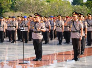 Jelang Hari Bhayangkara Ke-77, Kapolri Ziarah dan Tabur Bunga di TMP Kalibata Jelang Hari Bhayangkara Ke-77, Kapolri Ziarah dan Tabur Bunga di TMP Kalibata