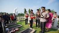 Momen Kapolri Ziarah-Tabur Bunga di TMP Kalibata Jelang Hari Bhayangkara