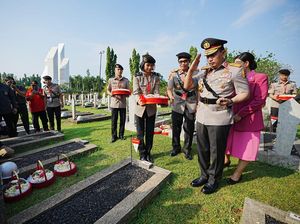 Momen Kapolri Ziarah-Tabur Bunga di TMP Kalibata Jelang Hari Bhayangkara Momen Kapolri Ziarah-Tabur Bunga di TMP Kalibata Jelang Hari Bhayangkara