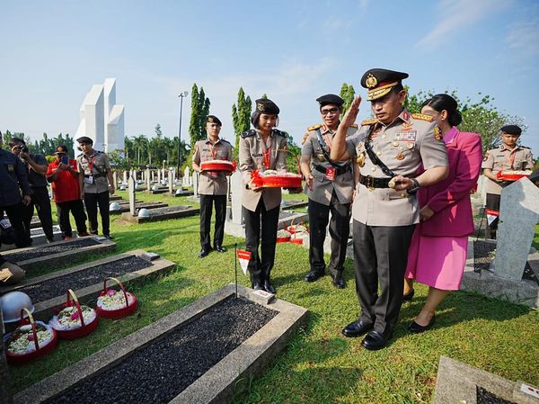 Momen Kapolri Ziarah-Tabur Bunga di TMP Kalibata Jelang Hari Bhayangkara