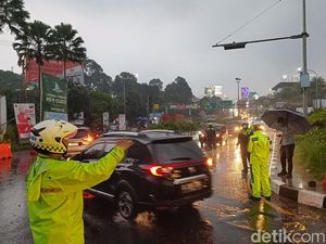 Puncak Diguyur Hujan Deras, Waspadai Kabut Tebal hingga Longsor