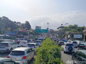 Puncak Diserbu Wisatawan, Polisi Berlakukan One Way Puncak Diserbu Wisatawan, Polisi Berlakukan One Way