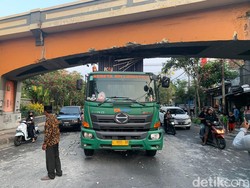 Truk Kontainer Nyangkut Viaduk Tugu Pahlawan Bikin Lalin Merambat 300 Meter