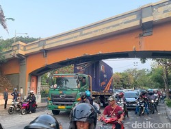 Truk Kontainer Nyangkut di Viaduk Tugu Pahlawan Surabaya