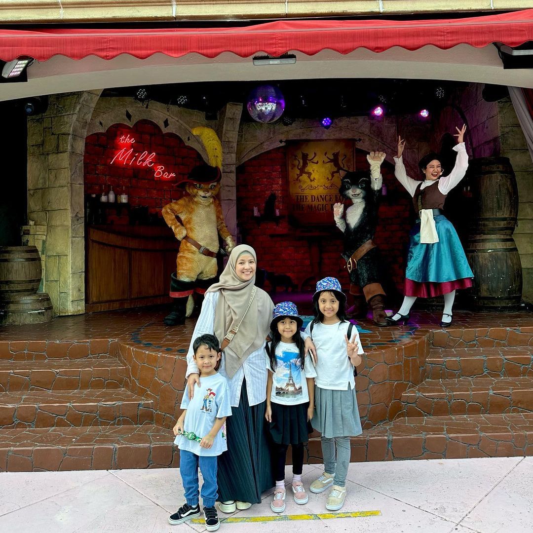Liburan Desta dan Natasha Rizky bersama anak-anak