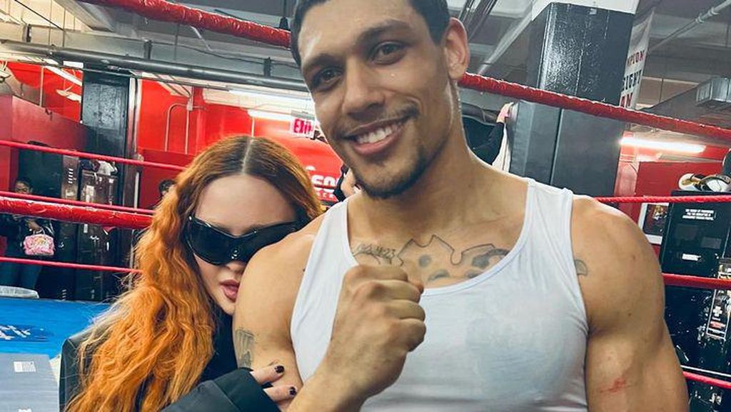 Potret Kemesraan Madonna dan Pacarnya, Petinju yang Lebih Muda 35 Tahun Potret Kemesraan Madonna dan Pacarnya, Petinju yang Lebih Muda 35 Tahun