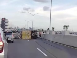 Mobil Boks Terguling di Tol AP Pettarani Makassar gegara Pecah Ban
