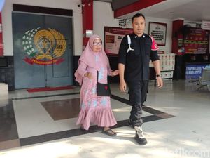 Peringatan Keras Satpol PP ke Masriah Kalau Nekat Usik Wiwik Lagi Peringatan Keras Satpol PP ke Masriah Kalau Nekat Usik Wiwik Lagi