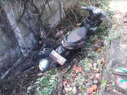 Laki-laki Berhelm Ditemukan Tewas Membusuk di Semak-semak Pinggir Jalan