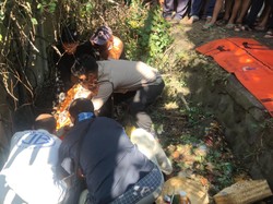 Mayat Pemuda Membusuk di Pinggir Jalan Diduga Korban Laka Tunggal