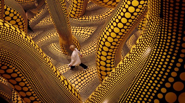 Memasuki Dunia Polkadot Yayoi Kusama di Manchester Instalasi