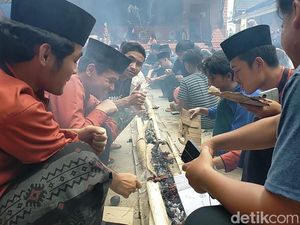 Wow! Santri di Sukabumi Bakar Sate hingga 100 Meter