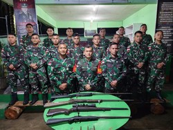 Simpatisan KKB di Perbatasan RI-PNG Serahkan 4 Pucuk Senjata Api ke TNI