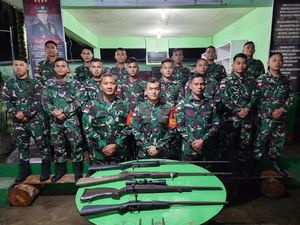 Simpatisan KKB di Perbatasan RI-PNG Serahkan 4 Pucuk Senjata Api ke TNI Simpatisan KKB di Perbatasan RI-PNG Serahkan 4 Pucuk Senjata Api ke TNI