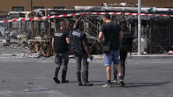 Penampakan Bus-bus Hangus Akibat Kerusuhan di Prancis
