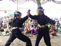 Tradisi Pencak Sumping, Bela Diri Kuno yang Ada di Momen Lebaran Haji