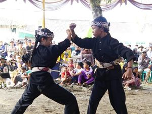 Tradisi Pencak Sumping, Bela Diri Kuno yang Ada di Momen Lebaran Haji Tradisi Pencak Sumping, Bela Diri Kuno yang Ada di Momen Lebaran Haji