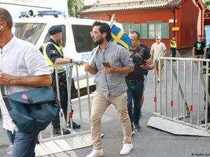 Pengungsi Irak Bakar Al-Quran Atas Izin Pengadilan Swedia