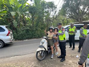 Polisi Berpencar Pelototi Wisatawan di Objek Wisata di Nusa Penida