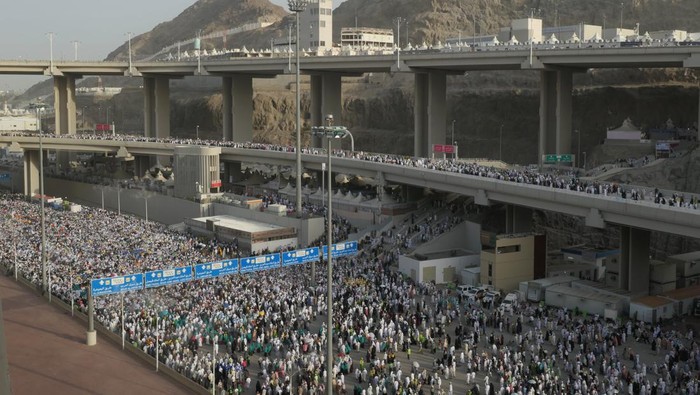 Potret Kepadatan Jamarat Usai Jemaah Haji Lempar Jumrah Hari Kedua Jamaah haji berlangsung usai melempar jamrah hari kedua di Jamarat, Mina, Arab Saudi, Kamis (29/6/2023). Jutaan jamaah haji memadati kawaaan Jamarat untuk menjalankan lempar jamrah Ula, Wustha, Aqabah. ANTARA FOTO/Wahyu Putro A/nym.