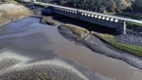 Waduk di Negara Ini Mendadak Kering! Ini Potretnya