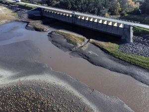Waduk di Negara Ini Mendadak Kering! Ini Potretnya
