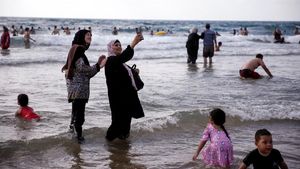 Ramai-ramai Warga Palestina Mengisi Libur Idul Adha di Pantai Israel