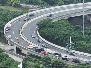 Mobil Terguling di Exit Tol Andara Arah JORR Ragunan, Ada Korban Luka Mobil Terguling di Exit Tol Andara Arah JORR Ragunan, Ada Korban Luka