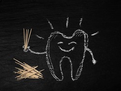 Korek Selilitan Pakai Tusuk Gigi, Apakah Boleh Ditelan Lagi?