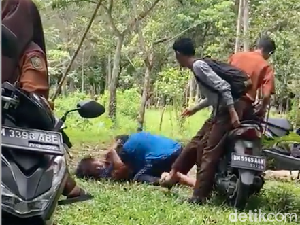 Siswi SMP Duel di Hutan Kota Pekanbaru Berakhir Damai Siswi SMP Duel di Hutan Kota Pekanbaru Berakhir Damai