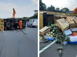 Truk Muat Buah Terguling di Tol Jagorawi gegara Pecah Ban